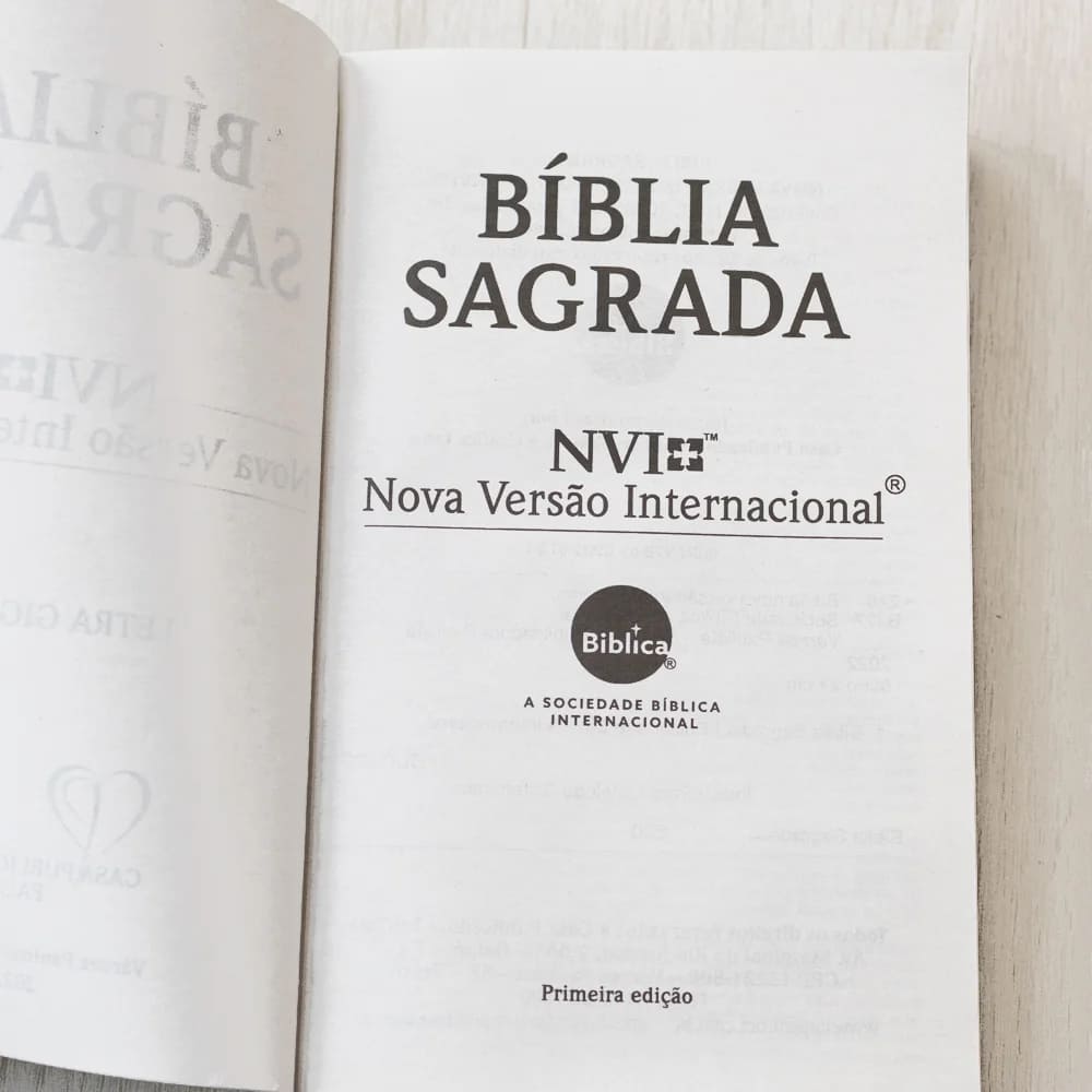 bíblia sagrada lírios, bíblia floral nvi, bíblia letra grande nvi, bíblia evangélica capa flores, bíblia brochura feminina, bíblia presente delicado, bíblia nvi estampa lírios, bíblia sagrada feminina nvi, bíblia com letra ampliada, bíblia com capa florida