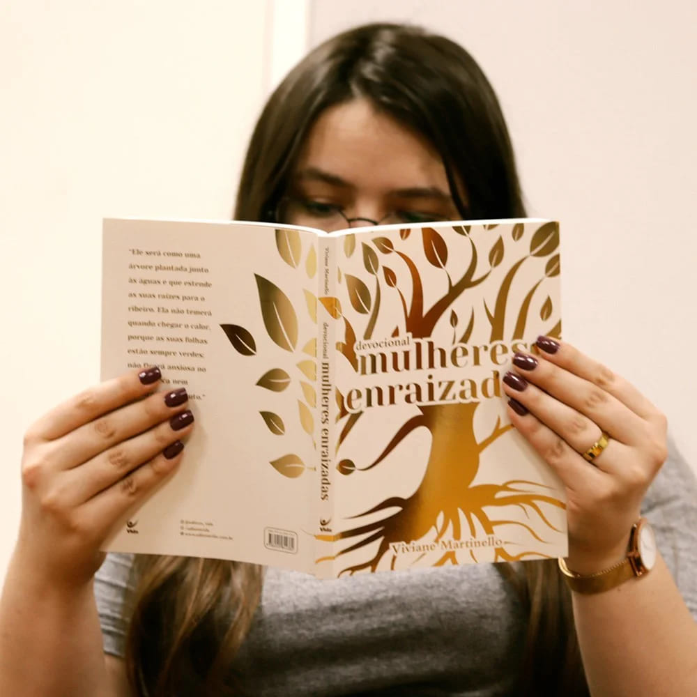Mulheres Enraizadas - Viviane Martinello | Devocional para Fortalecer a Fé Feminina