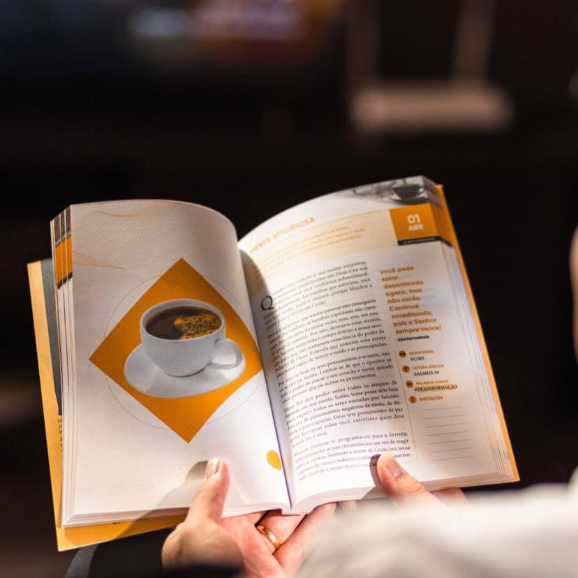 comprar Café com Deus Pai, livro Café com Deus Pai porções diárias, devocional Café com Deus Pai, onde comprar Café com Deus Pai, Café com Deus Pai porções diárias de renovação preço, Café com Deus Pai devocional diário, Café com Deus Pai original, Café com Deus Pai livro cristão, livro devocional cristão diário, presente cristão devocional,livro para fortalecer a fé, livro cristão que transforma, devocional para começar o dia, rotina com Deus livro, devocional feminino cristão, como ter um tempo com Deus