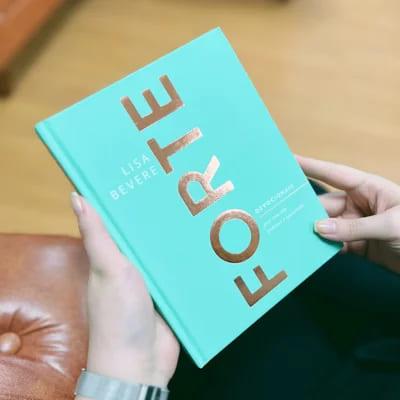 devocional forte, lisa bevere, devocional para mulheres, devocional 90 dias, devocional cristão feminino, força em Deus, devocional capa dura, livro devocional cristão, devocional para cura emocional, devocional feminino diário, livro cristão para mulheres, coragem feminina, devocional com oração, presente para mulher cristã, devocional vida com propósito