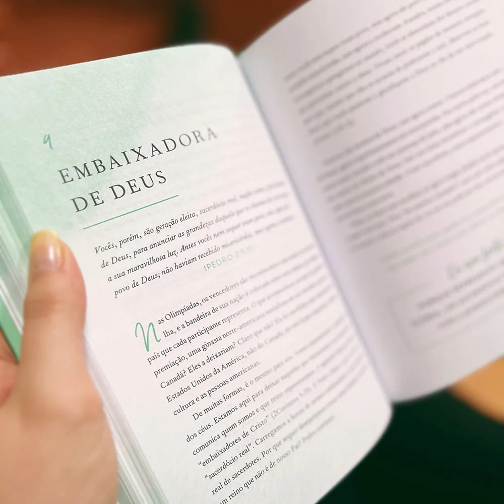 devocional forte, lisa bevere, devocional para mulheres, devocional 90 dias, devocional cristão feminino, força em Deus, devocional capa dura, livro devocional cristão, devocional para cura emocional, devocional feminino diário, livro cristão para mulheres, coragem feminina, devocional com oração, presente para mulher cristã, devocional vida com propósito